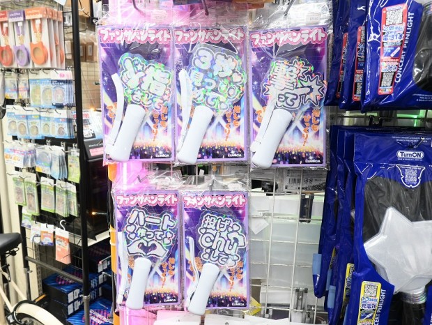 【個別売りも可】FC限定ROIROMペンライト・うちわ アキバ取材班) ファンサうちわがライトになった「ファンサペンライト