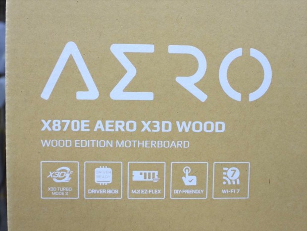 GIGABYTE「X870E AERO X3D WOOD」発売