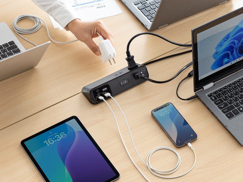 片手で抜き差しできる、65W USB PD対応クランプ固定式電源タップが