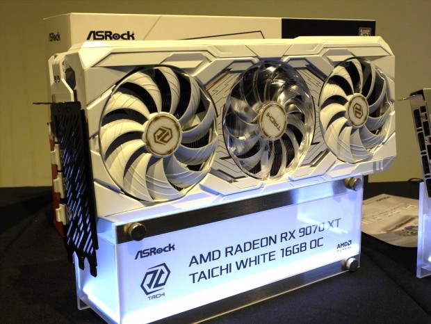 アキバ取材班) 小型LCDを搭載したホワイトのRadeon RX 9070 XTがASRock