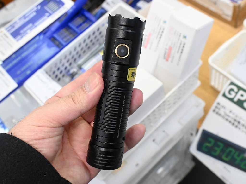 アキバ取材班) 直視厳禁、出力15Wの「マジ超強力UVライト」が3,590円