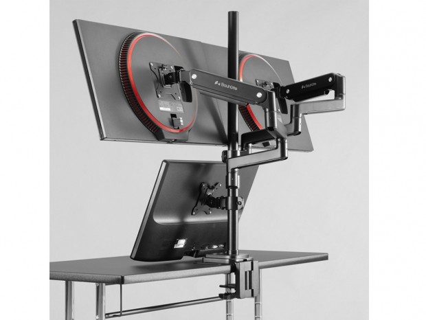 リクライニング姿勢でトリプルディスプレイを可能にするロングモニタ