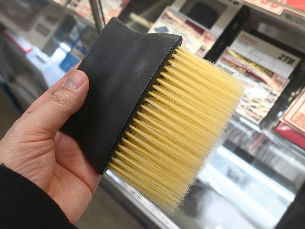 アキバ取材班) 長い毛先でキーボードの奥まで届くお掃除ブラシ「HAKETE