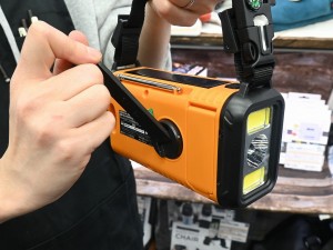 20000mAh、手回し充電対応AM/ワイドFMラジオ