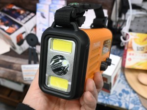 20000mAh、手回し充電対応AM/ワイドFMラジオ