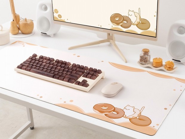 Pixio、かわいい猫がデスクで遊ぶクリエイターコラボの大判マウスパッド発売
