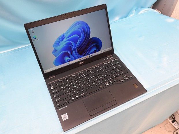 お買い得中古品情報) 第10世代i7＆メモリ16GB搭載でLTEにも対応する