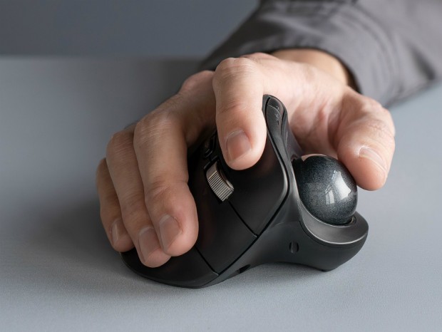 傾斜角54°エルゴノミクス形状のBluetoothトラックボール