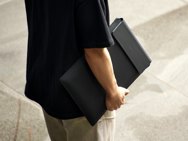 Razer Laptop Sleeve 16” with Wireless Charging for Devices