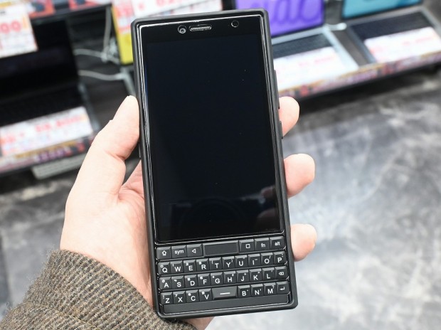 お買い得品情報) BlackBerryライクな物理QWERTYキーボード搭載スマホ