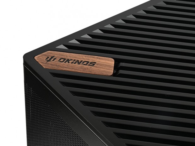 Okinos「MiniArt 4」木製バッジ