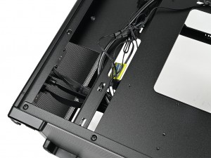 Okinos「MiniArt 4」ケーブルマネジメント