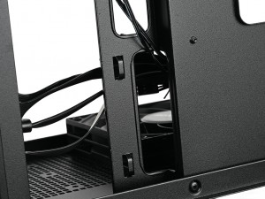 Okinos「MiniArt 4」ケーブルマネジメント