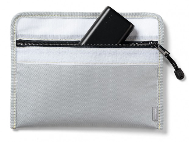 サンワダイレクト、発火時の延焼を抑える難燃モバイルバッテリーケース