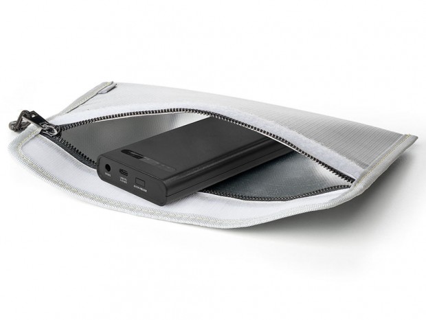 サンワダイレクト、発火時の延焼を抑える難燃モバイルバッテリーケース