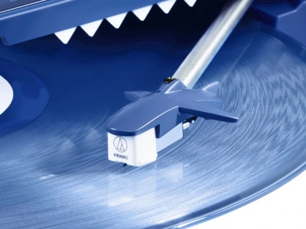 オーディオテクニカ、気仙沼産サメ革を利用したポータブルレコードプレーヤー「SHARK BURGER」
