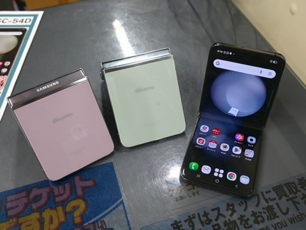 お買い得中古品情報) サブ画面が大きい新しめ縦折りスマホ「Galaxy Z