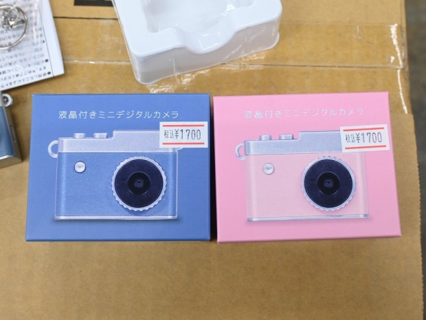 アキバ取材班) 背面液晶付きの超小型デジカメ「vogue」が入荷、1,700円