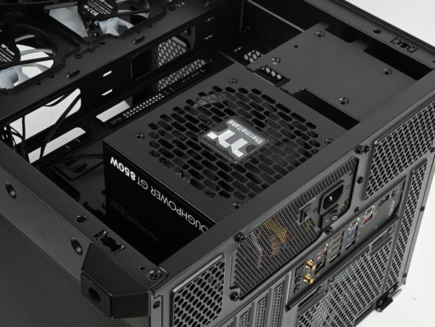 Thermaltake「Vision 330 CR ARGB」