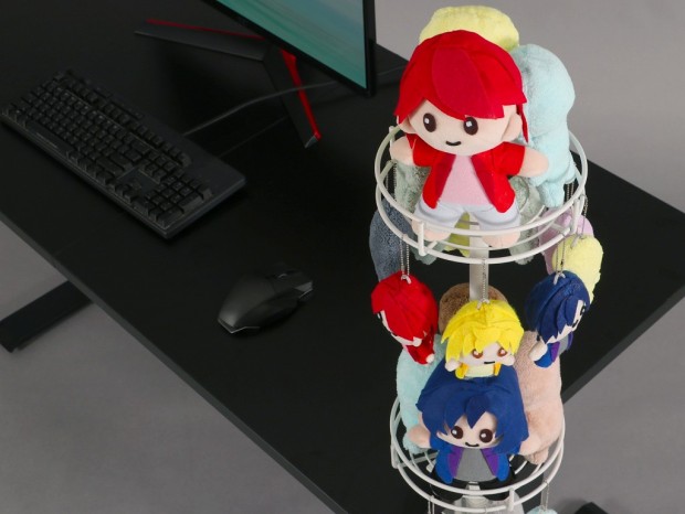 ゲーミングデスクが“推しぬいの祭壇”になる、クランプ固定の「ぬいタワー デスクタイプ」が発売