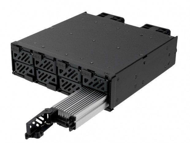 SilverStone、5.25インチベイに8台のNVMe M.2 SSDを搭載できるエンクロージャー