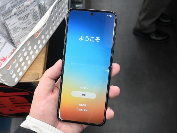 お買い得中古品情報) Snapdragon 8 Gen 2搭載の折りたたみスマホ
