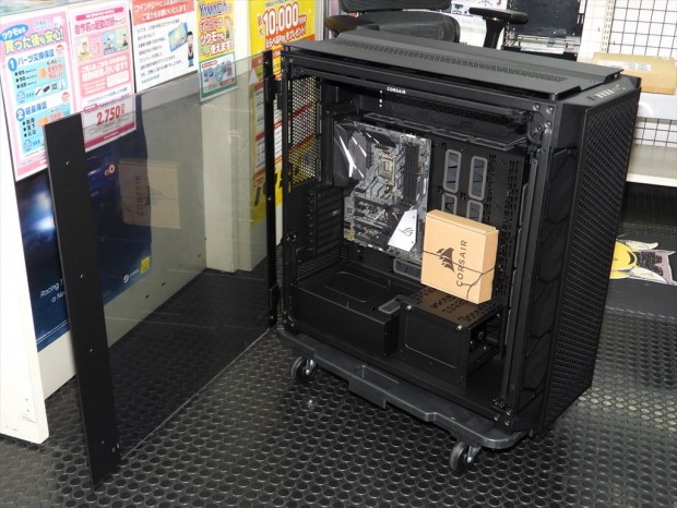 CORSAIR「iCUE LINK 9000D RGB AIRFLOW」展示中