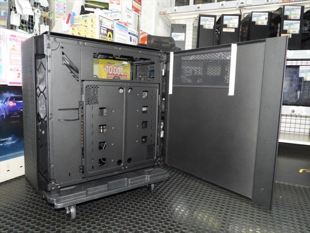 CORSAIR「iCUE LINK 9000D RGB AIRFLOW」展示中