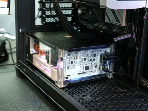 透明パネル採用の「HX1000i SHIFT CRYSTAL」