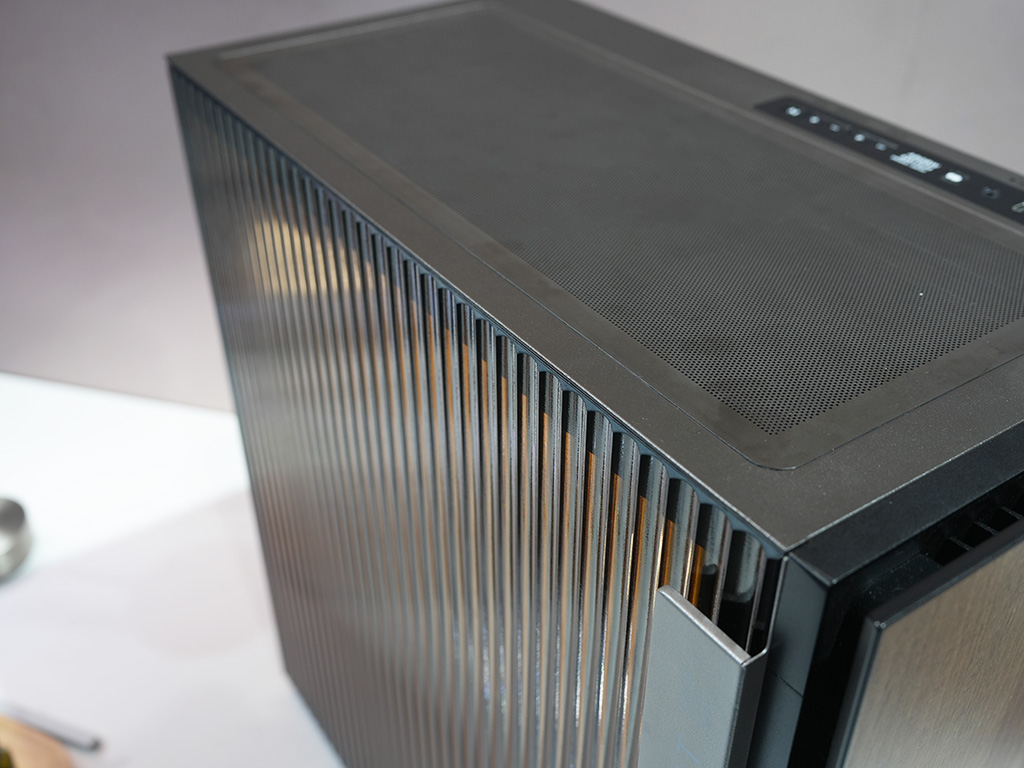 COMPUTEX 2026：波型強化ガラス採用のIn Win「MIST」「BREEZE