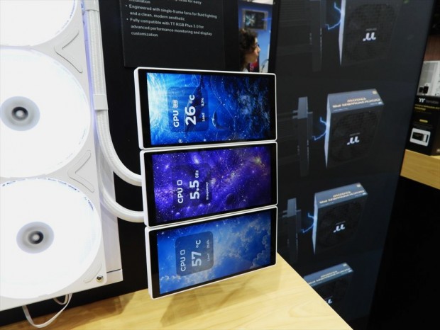 Thermaltakeの3連LCD搭載AIO水冷