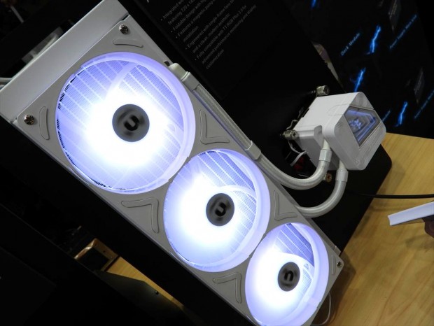 Thermaltakeの3連LCD搭載AIO水冷