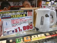 便利機能が詰まった電気ケトルが安い