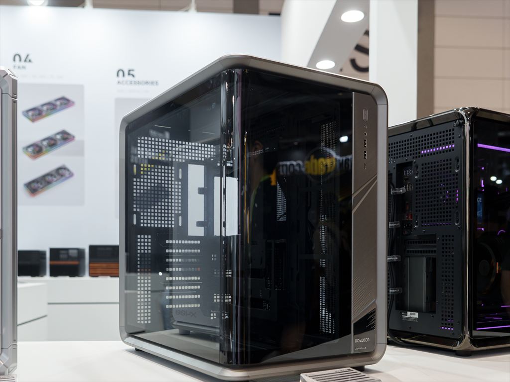 COMPUTEX 2026：曲面ガラスとアルミフレームで魅せる、Jonsboの
