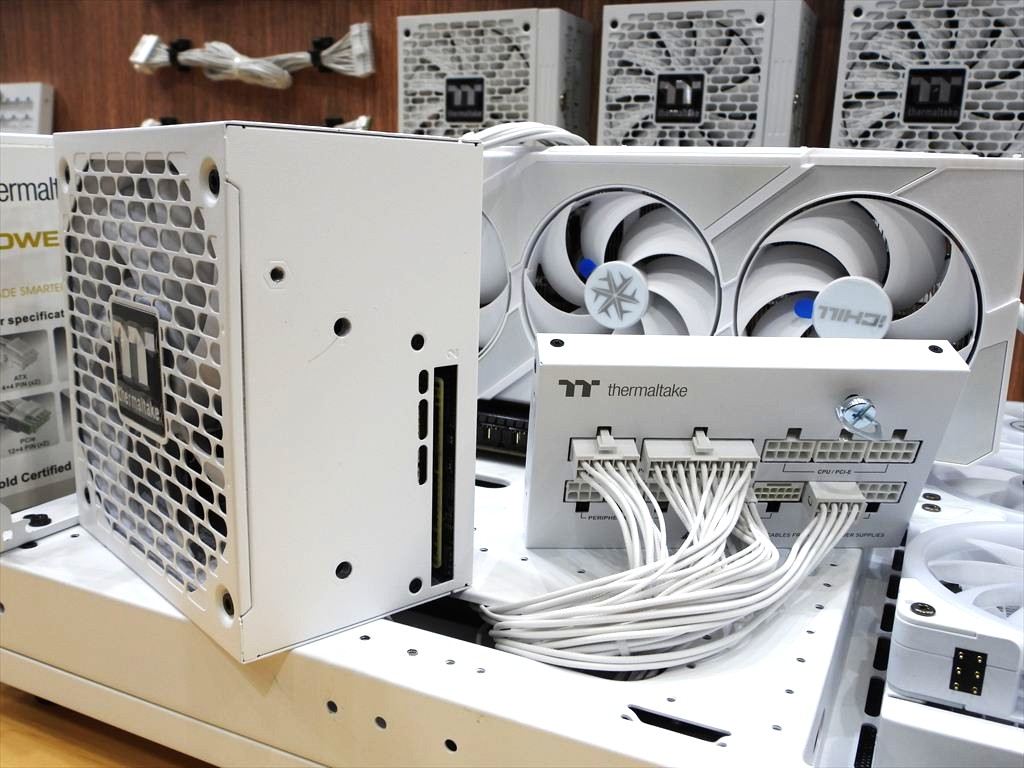COMPUTEX 2026：ケーブルを抜かずに電源交換、Thermaltakeの
