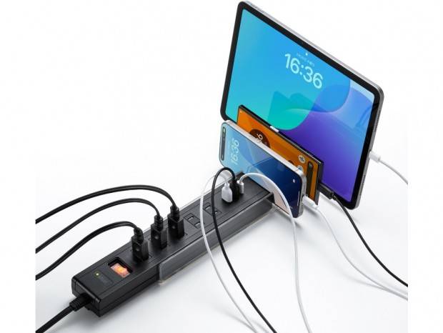 3台のデバイスを設置できるスライドスタンド付き電源タップ