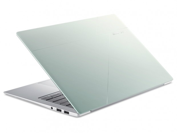 960gの超軽量ボディに32GBメモリ搭載、14型OLEDノート「Swift Edge 14 AI」