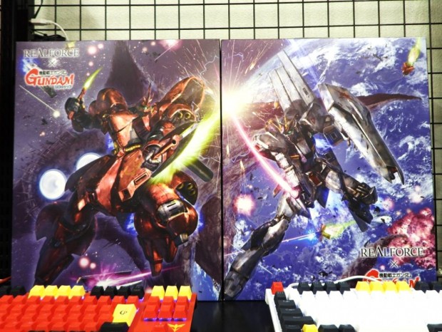 「νガンダム」「サザビー」仕様のREALFORCEキーボード
