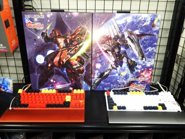 「νガンダム」「サザビー」仕様のREALFORCEキーボード