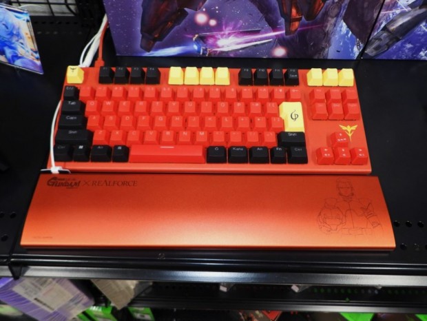 「νガンダム」「サザビー」仕様のREALFORCEキーボード