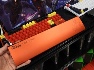 「νガンダム」「サザビー」仕様のREALFORCEキーボード