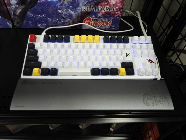 「νガンダム」「サザビー」仕様のREALFORCEキーボード