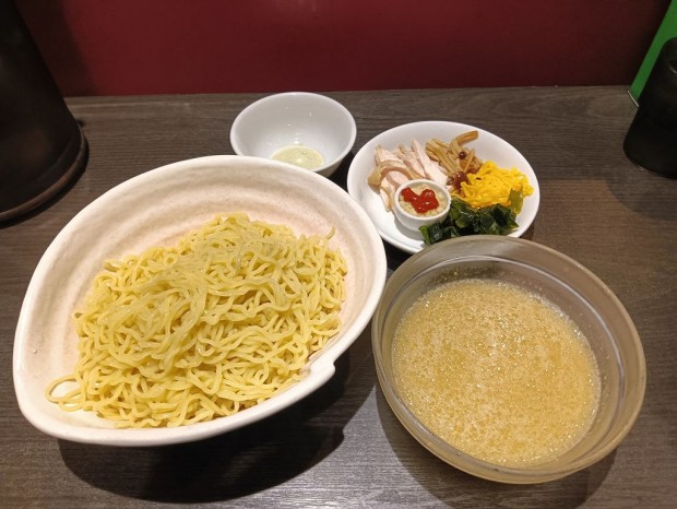 「ラーメン大至」の「冷やしつけ麺塩　夏みかん」