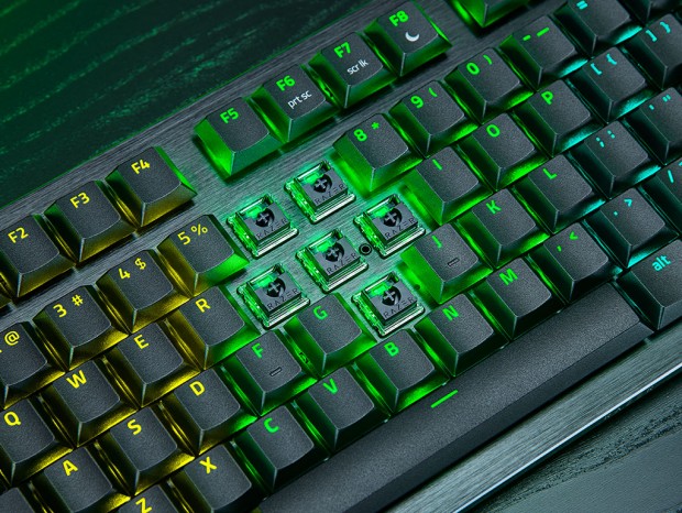世界初の薄型アナログ光学式、Razerの8,000Hz対応TKLキーボード。日本では9月発売