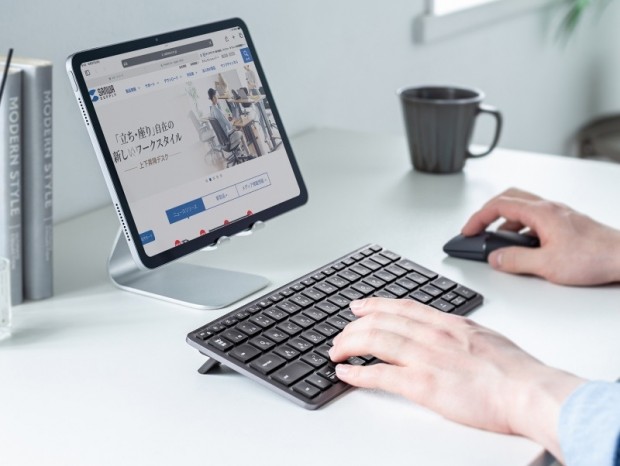 サンワサプライ、指先がフィットする凹みキーのスリムワイヤレスキーボード
