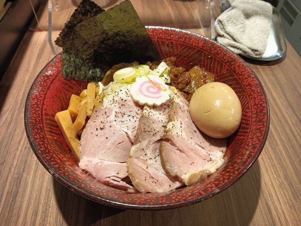「御茶ノ水油そば するが」の「特製するがブラック油そば」