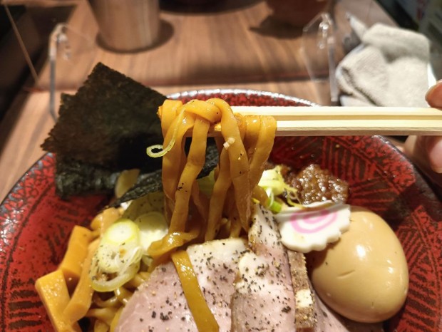 「御茶ノ水油そば するが」の「特製するがブラック油そば」