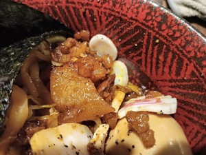 「御茶ノ水油そば するが」の「特製するがブラック油そば」