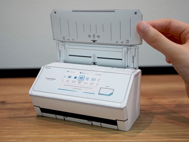 初代から現行iX2500まで。歴代「ScanSnap」7機種が手のひらサイズのミニチュアに