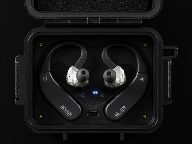 有線イヤホンを完全ワイヤレス化するイヤーフック型DAC/アンプ、MOONDROP「EVO 2」